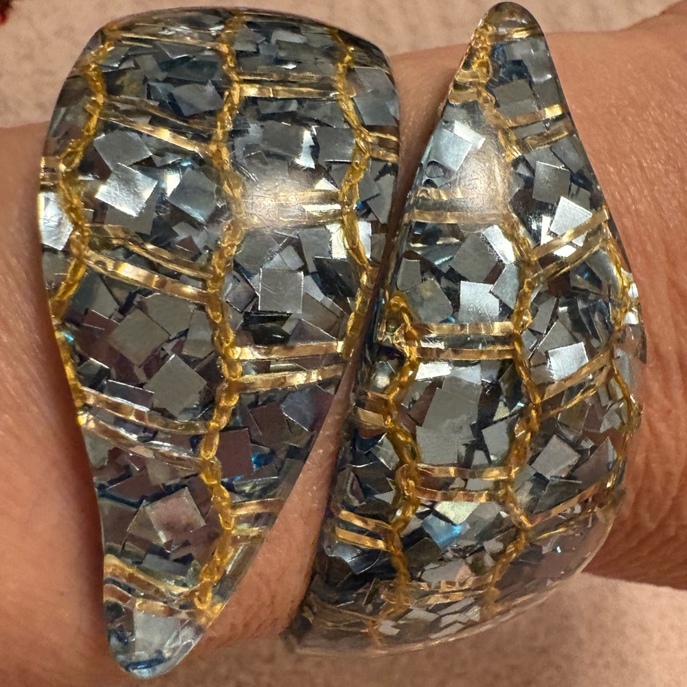 ICE BLUE & GOLD CONFETTI LUCITE 1950s WRAP HINGED MCM BRACELET/CLIP ON EARRINGS